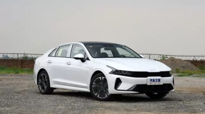 В России появился 240-сильный Kia K5 за 3,6 млн рублей