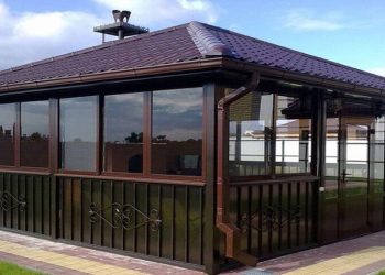 Остекление беседок на даче: разновидности и критерии выбора