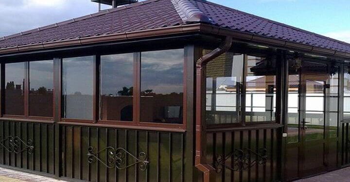 Остекление беседок на даче: разновидности и критерии выбора