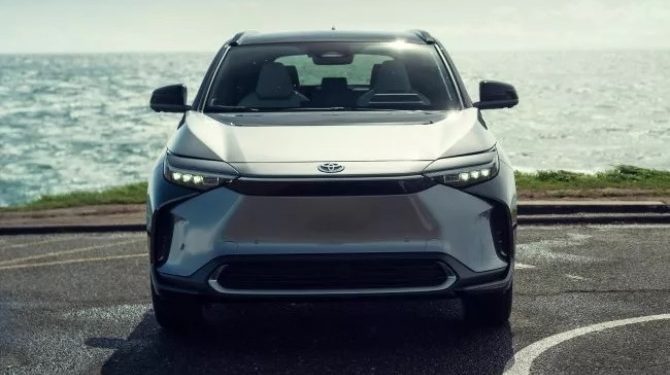 Дилеры привезли в Россию электрокроссовер Toyota bZ4X