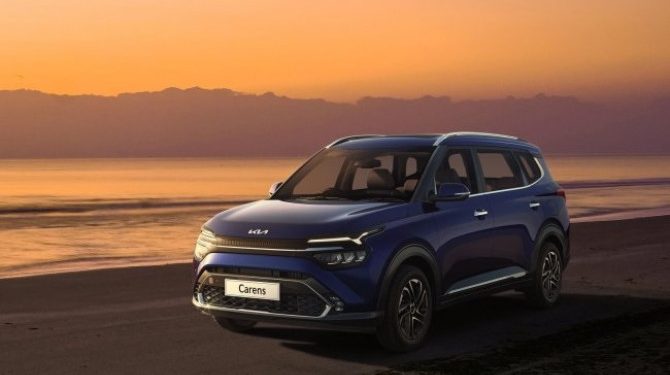 Кроссвэн Kia Carens появился в России за 3,7 млн рублей