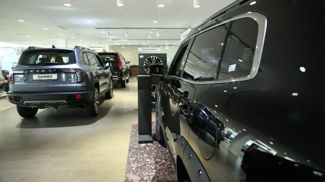Продажи новых легковых автомобилей в РФ по итогам февраля снизились на 43%
