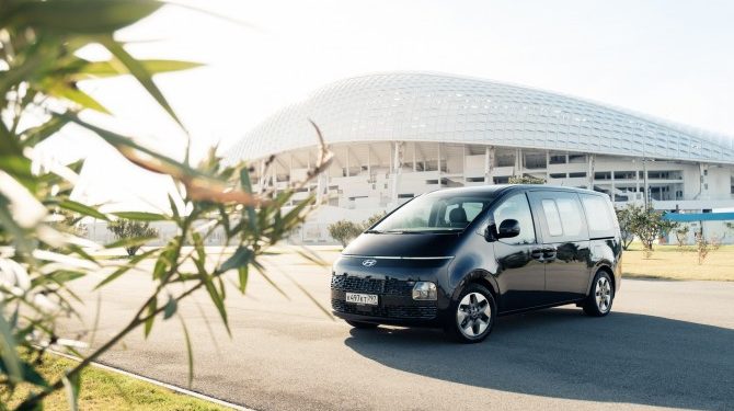 У российских дилеров появились новые минивэны Hyundai Staria