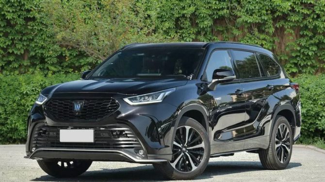 В России появился гибридный кроссовер Toyota Crown Kluger