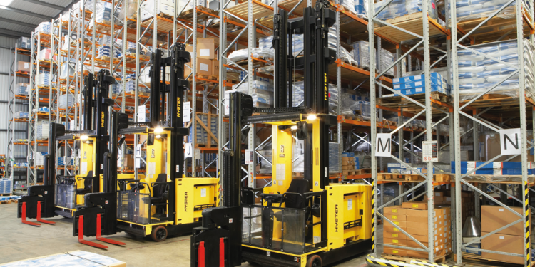 Складские штабелеры: разновидности и сферы применения
