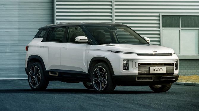 Дилеры привели в Россию кроссоверы Geely Icon за 2,3 млн рублей