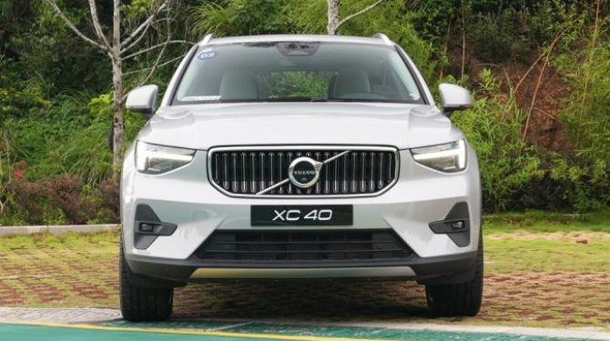 Дилеры привезли из Китая новые кроссоверы Volvo XC40 за 4,4 млн рублей