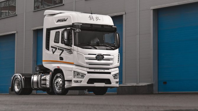 FAW начал продажи в России нового тягача J7