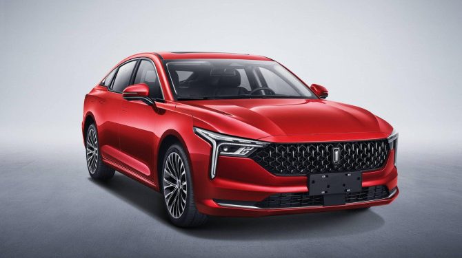 FAW запускает продажи в России лифтбека В70 и кроссовера Т55