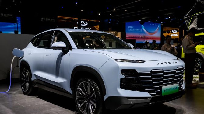 Jetour представил первый гибридный кроссовер Dashing i-DM