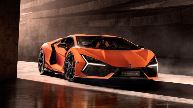 Lamborghini представил флагманский суперкар Revuelto