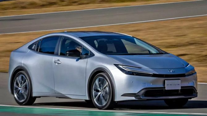 Российские дилеры привезли гибридные Toyota Prius
