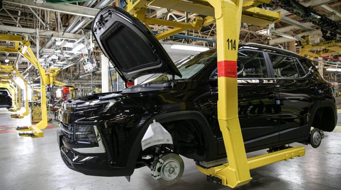 Сколько легковых автомобилей было произведено в 1 квартале 2023 года?