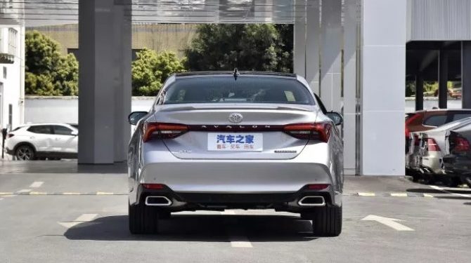 В России появился седан Toyota Avalon за 5,15 млн рублей