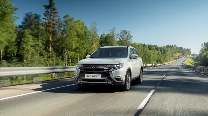 В России вновь появился кроссовер Mitsubishi Outlander