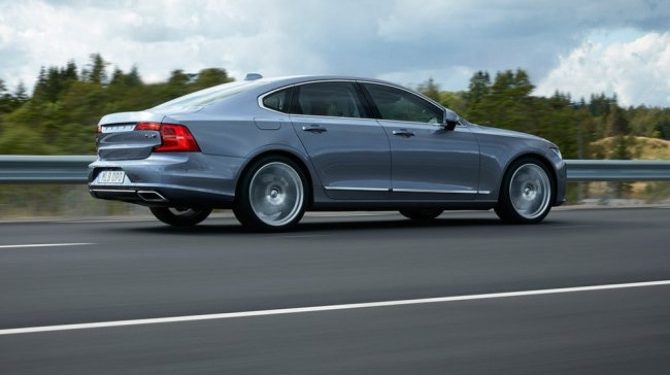 Дилеры привезли из Китая седан Volvo S90 за 7,3 млн рублей