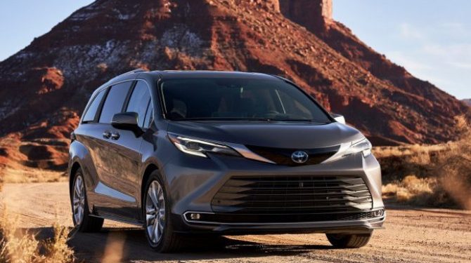 Дилеры привезли минивэн Toyota Sienna за 9,15 млн рублей