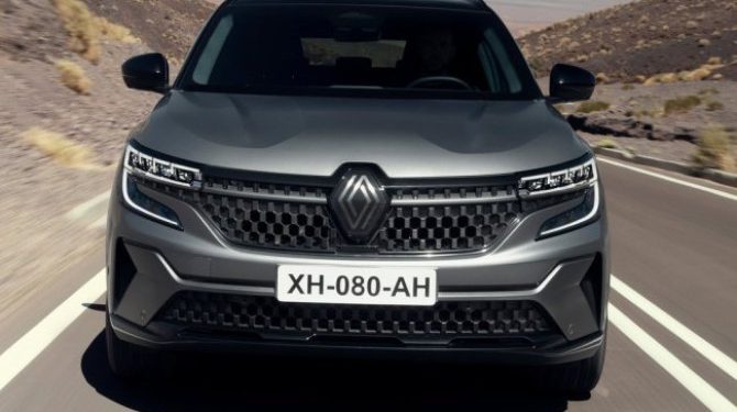До России добрался кроссовер Renault Austral за 5,9 млн рублей