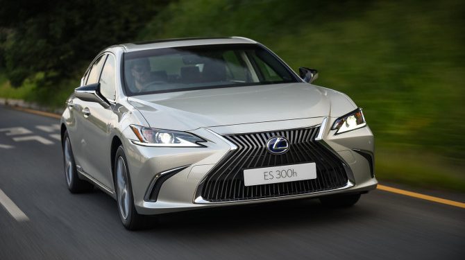 Седан Lexus ES появился в России по цене от 3,5 млн рублей