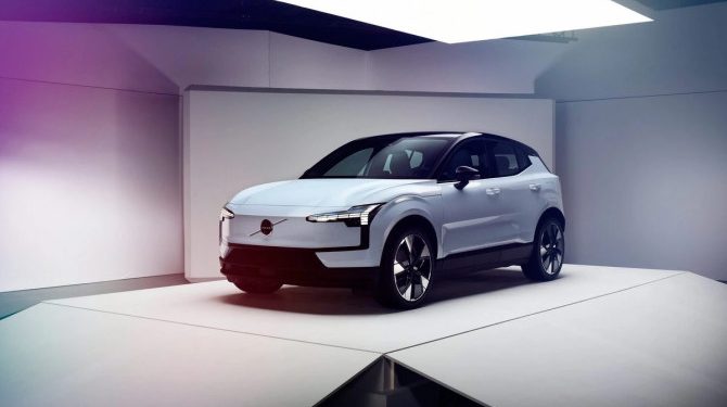 Volvo представила электрический кроссовер EX30