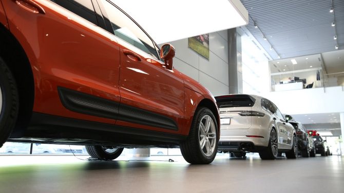 Доля импортных автомобилей на рынке РФ в июне превысила 50%