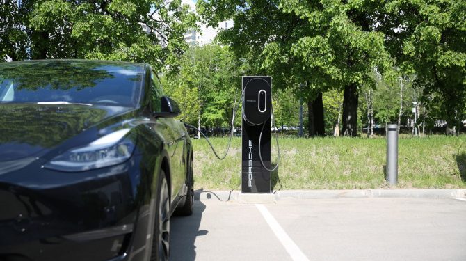 Эксперты оценили обеспеченность электромобилей зарядной инфраструктурой в России