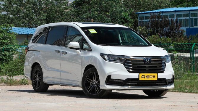 В России появился гибридный минивэн Honda Odyssey за 7,59 млн рублей