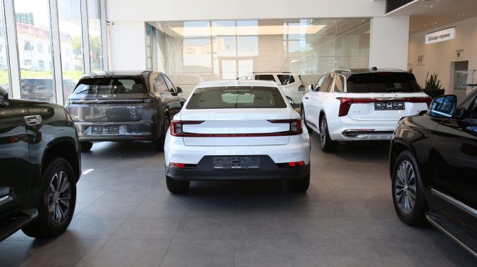 Импорт автомобилей в Россию растет третий месяц подряд