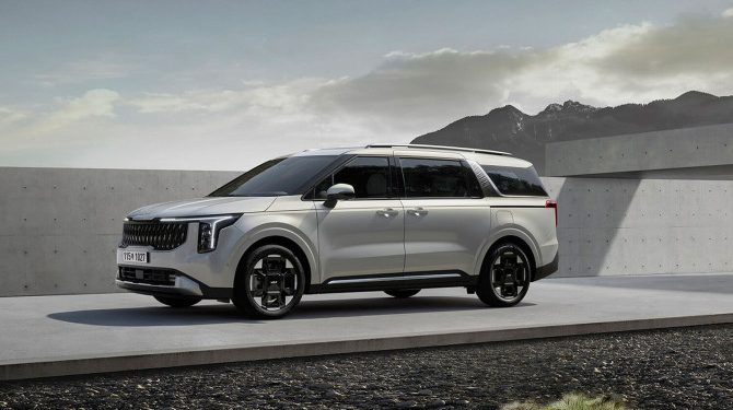 Kia представила обновленный минивэн Carnival