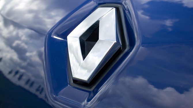 Российские автодилеры подали в суд на Renault