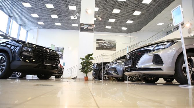 Автомобильный «пинг-понг»: ключевые события в 2023 году, угрозы и риски 2024-го