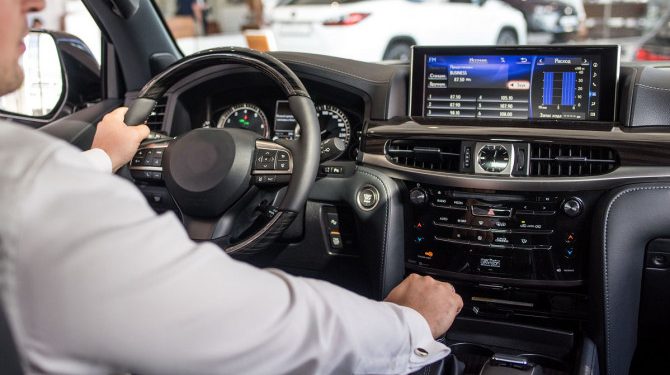 Мужчины-автовладельцы назвали самые полезные системы помощи водителю