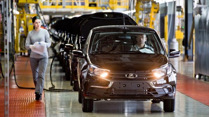 Российские автопроизводители корректируют объемы выпуска на фоне снижения спроса