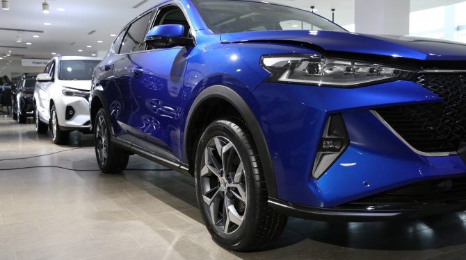 Дилеры начали получать автомобили 2024 года выпуска по новым ценам