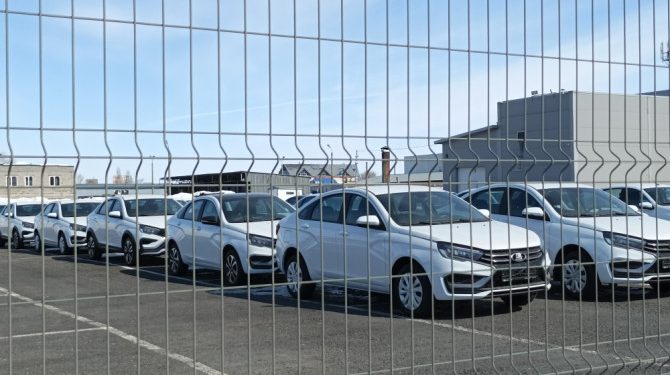 Седан LADA Vesta третью неделю подряд лидирует на рынке