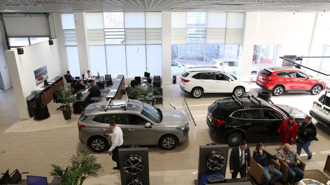 Сколько автомобилей было реализовано в марте?