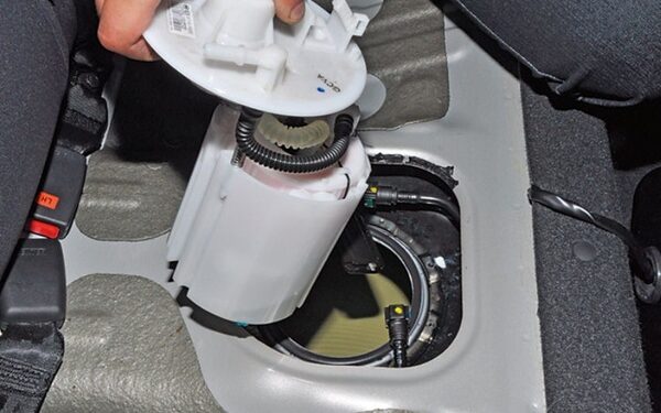 Подготовка к замене топливного фильтра Хендай Старекс