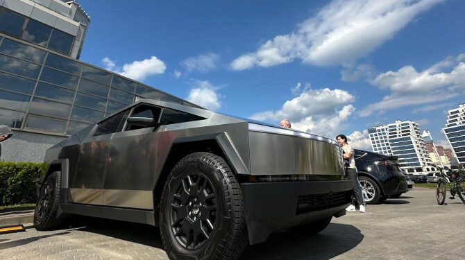Первый Tesla Cybertrack появился в России
