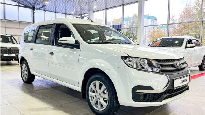 Автомобили LADA Largus появились у российских дилеров