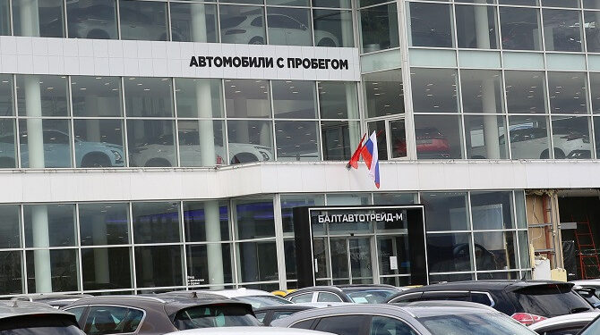 Какова доля дилеров в продажах автомобилей с пробегом?
