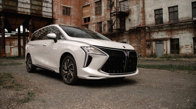 Объявлена стоимость минивэна Forthing Yacht российской сборки