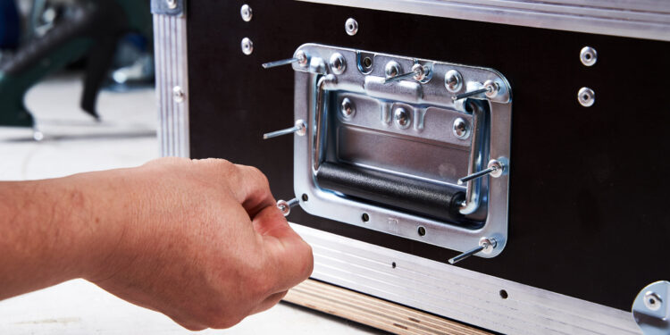 Фурнитура для кейсов и кофров: важные аспекты выбора и применения