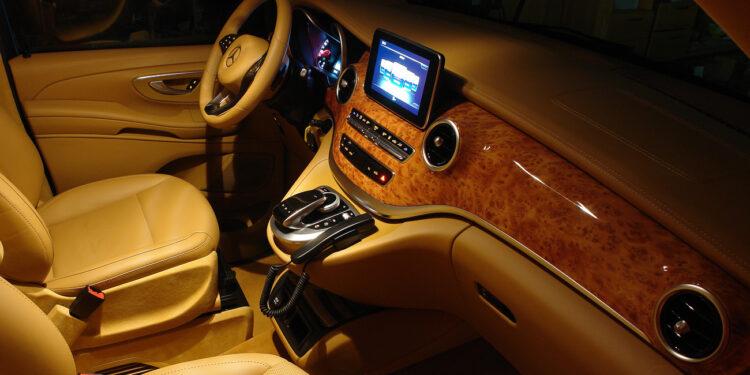 Отделка салона автомобиля деревом: советы и рекомендации