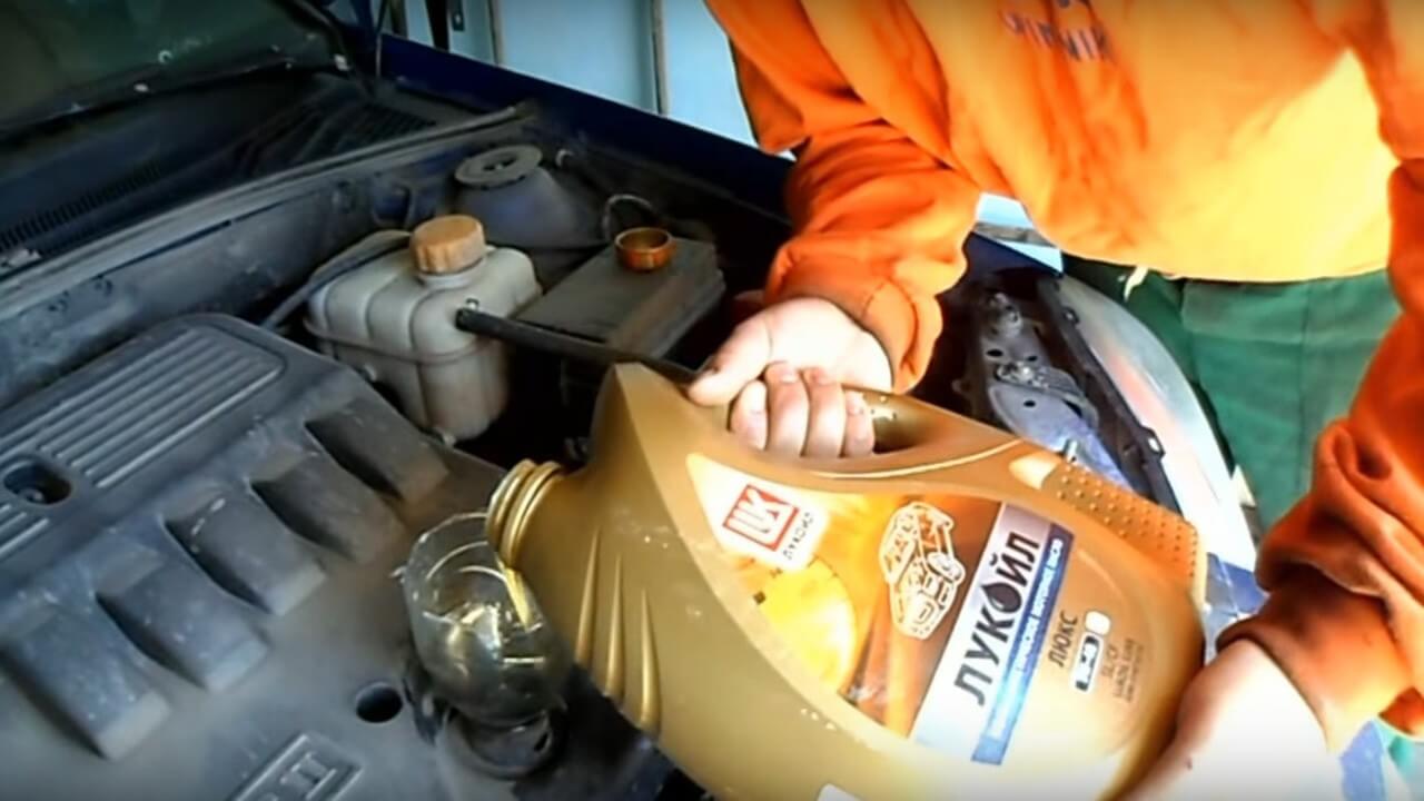 Какое масло лить в Шевроле Авео