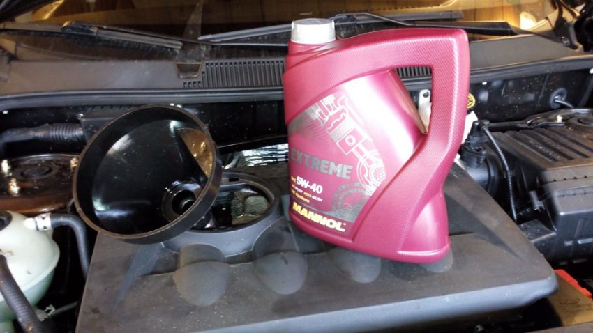 Доливка и замена масла в автомобильном двигателе